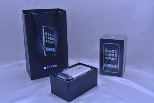 Một chiếc iPhone 2G nguyên bản đã bị bóc seal được bán với giá 6.900 USD (hơn 153 triệu đồng) trên eBay.