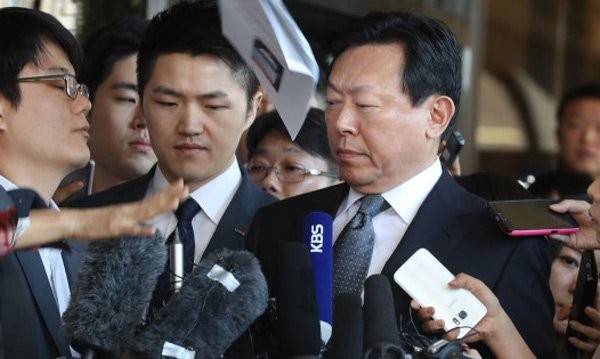 Chủ tịch Lotte cúi đầu xin lỗi công chúng