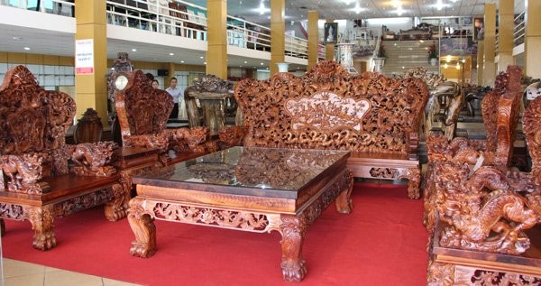 Bộ bàn ghế nặng gần 2 tấn bằng gỗ quý