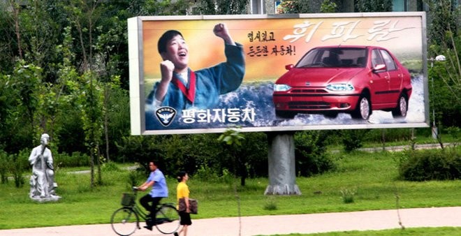 Một tấm biển quảng cáo cho nhãn hiệu ô tô nội địa của Triều Tiên
