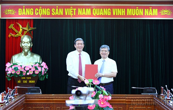 Đồng chí Đinh Thế Huynh trao Quyết định cho đồng chí Nguyễn Văn Thông. Ảnh Noichinh.vn