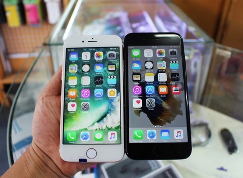 Rất khó phân biệt iPhone 7 hàng nhái (bên trái) và hàng thật.