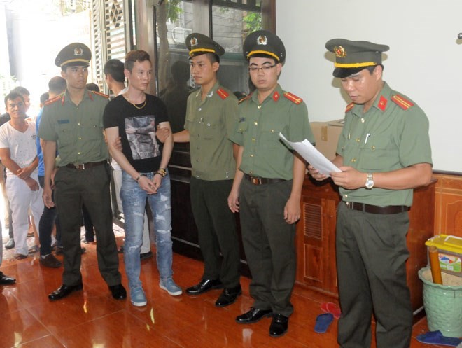 Cơ quan Công an thi hành lệnh bắt, khám xét khẩn cấp nơi ở, nơi làm việc của Trần Văn Hạnh. (Nguồn: cand.com.vn)