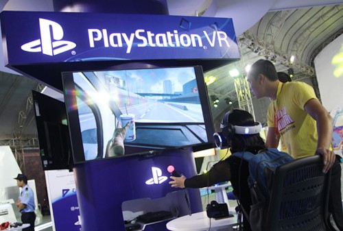 Trải nghiệm thực tế ảo bằng kính PlayStation VR tại Sony Show 2016. Ảnh: Bảo Nam.