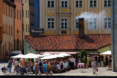 Nhà hàng xúc xích gần 900 tuổi vẫn hút khách ở Đức