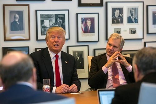 Donald Trump và chủ tờ New York Times Arthur O. Sulzberger Jr. (phải) trong cuộc gặp ngày 22/11. Ảnh: New York Times.