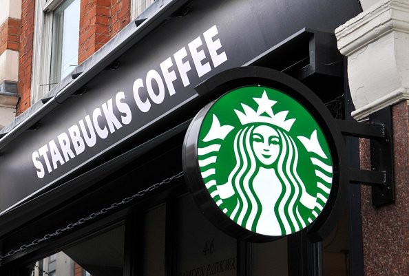 Người cứu Starbucks vượt khủng hoảng, bất ngờ từ chức