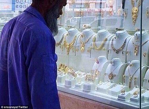 Ảnh người công nhân vệ sinh ở thủ đô Arab Saudi nhìn chăm chú vào trang sức bày trong cửa tiệm bị chế nhạo trên mạng xã hội. Ảnh: Twitter
