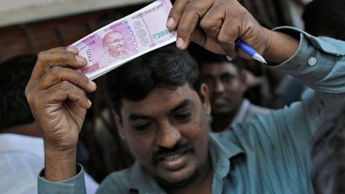 Người Ấn Độ đang rất chật vật gom đủ tiền mặt cho sinh hoạt hằng ngày. Ảnh: Reuters