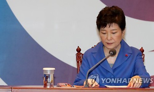 Tổng thống Hàn Quốc Park Geun-hye trong cuộc gặp nội các ngày 9/12/2016. Ảnh: Yonhap