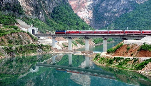 Một đoạn đường sắt ở tỉnh Tứ Xuyên, Trung Quốc nằm trên tuyến đường sắt Á - Âu. Ảnh: Tân Hoa xã.