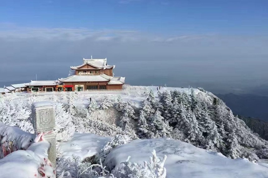 Tuyết phủ trắng núi Nga Mi