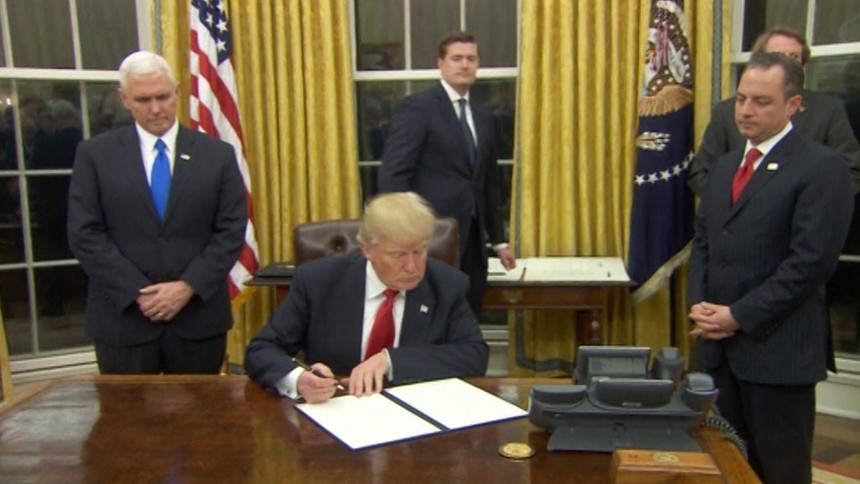 Trump sợ thiếu bút khi ký các văn bản đầu tiên