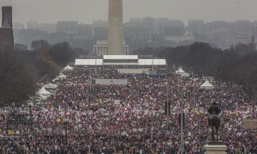 Đám đông tham gia cuộc "Tuần hành Chị em" ở Washington D.C hôm 21/1. Ảnh: Washington Post