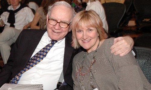 Warren Buffett và Susan Alice Buffett trong một sự kiện. Ảnh: Alchetron