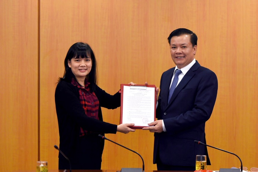 Bộ trưởng Đinh Tiến Dũng trao quyết định cho bà Phan Thị Thu Hiền.