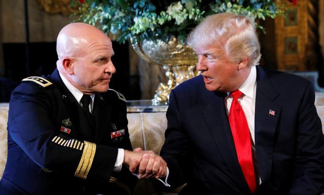 Tổng thống Donald Trump (phải) bắt tay tướng H. R. McMaster khi công bố quyết định bổ nhiệm tân cố vấn an ninh quốc gia Mỹ ở Florida hôm 20/2 (Ảnh: Reuters)