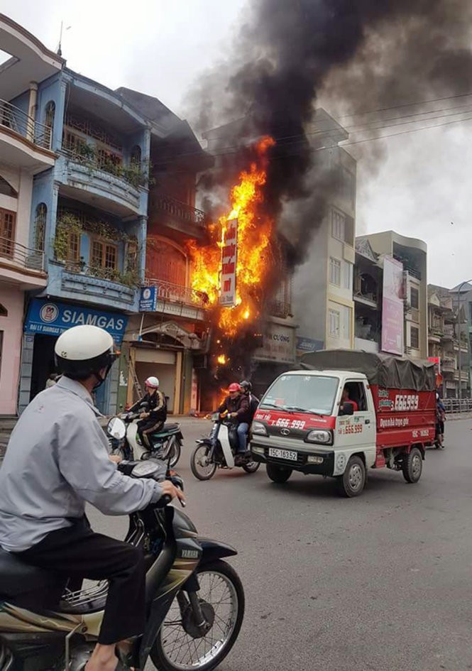 Lửa bốc cháy dữ dội tại cơ sở thẩm mỹ viện trên đường Nguyễn Đức Cảnh vào chiều 21-2 - Ảnh: CTV