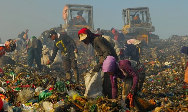 Những người nhặt rác tại một khu rác thải ở Medan, Indonesia. Khoảng 93 triệu dân Indonesia đang sống dưới mức chuẩn nghèo “vừa phải” mà Ngân hàng Thế giới đặt ra là 3,10 USD/người/ngày. (Nguồn: SabirinManurung).