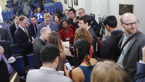 Các phóng viên báo chí xếp hàng hy vọng được vào cuộc họp báo Nhà Trắng hôm qua. Ảnh: AP