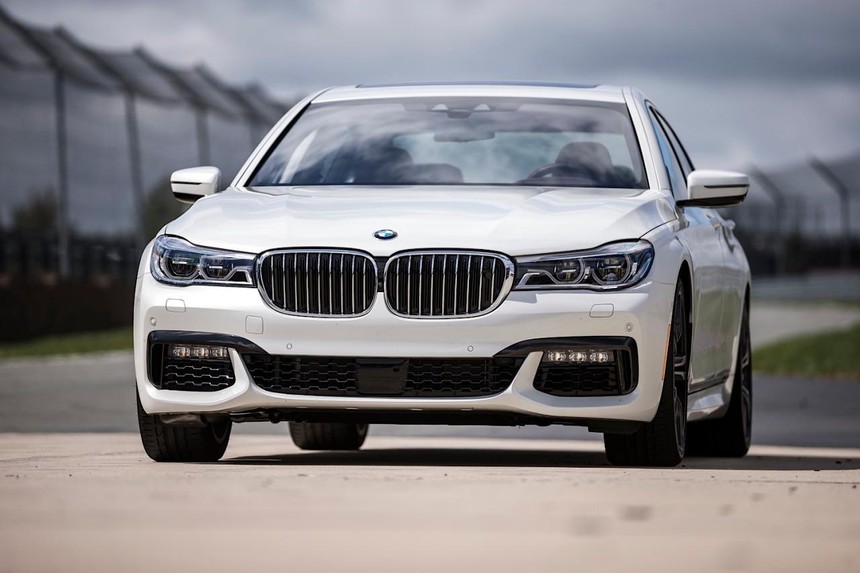 Ô tô BMW, Mercedes đồng loạt tăng giá gần gấp đôi