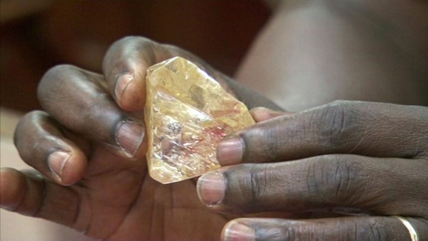 Mục sư châu Phi nhặt được viên kim cương trị giá gần 5 triệu USD