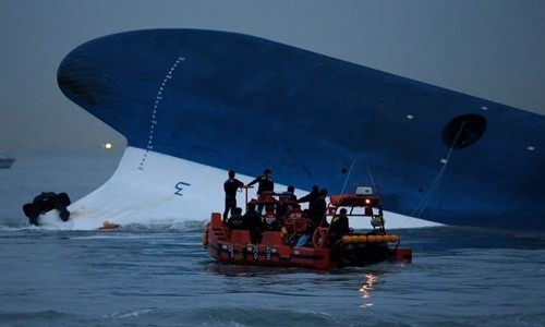 Hiện trường thảm họa chìm phà Sewol năm 2014. Ảnh: Reuters