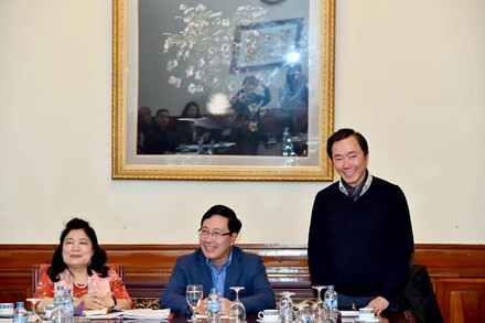 Đại sứ Phạm Sanh Châu (phải) trong buổi tiếp của Phó Thủ tướng Phạm Bình Minh (giữa) với các họa sĩ tham gia cuộc vận động tặng tranh cho ĐSQ Việt Nam ở nước ngoài. Ảnh: FB nhân vật.