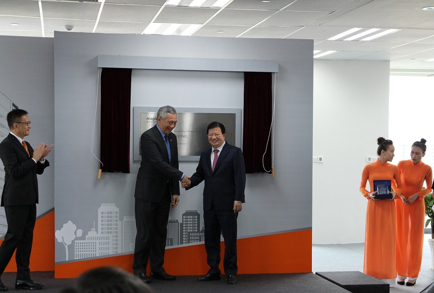 Thủ tướng Singapore Lý Hiển Long và Phó thủ tướng Chính phủ Trịnh Đình Dũng thực hiện nghi lễ khánh thành Dự án Mapletree Business Centre
