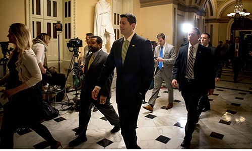 Chủ tịch Hạ viện Mỹ Ryan bước ra sau cuộc họp ở Quốc hội. Ảnh: NYT
