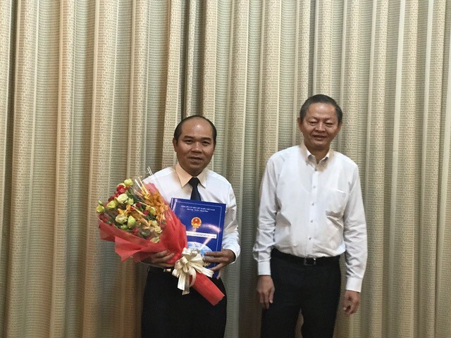 Ông Lê Văn Khoa trao quyết định và chúc mừng ông Trần Văn Bảy.