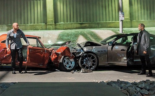 Một cảnh đối đầu giữa 2 nhân vật chính trong "Furious 7" với 2 chiếc xe bị phá hủy khi đấu đầu ở tốc độ cao. Ảnh: Universal Pictures.