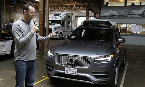Levandowski giới thiệu hệ thống tự lái của Uber gắn trên xe. Ảnh: AP
