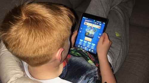 Alfie chơi game trên iPad vào dịp cuối tuần.