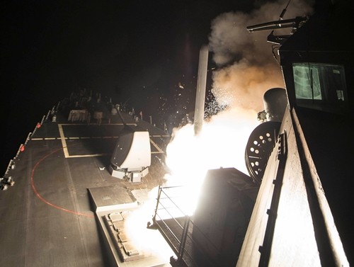 Một tên lửa Tomahawk được phóng từ tàu khu trục USS Ross sáng 7/4. Ảnh: Reuters