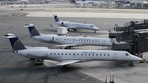 Barkshire Hathaway hiện là cổ đông lớn nhất của United Airlines. Ảnh minh họa: AP