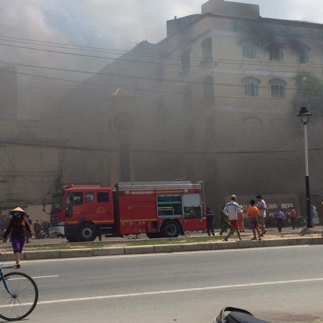 Khoảng 9h45' sáng nay đám cháy tại công ty may Kwong Lung – MeKo bất ngờ bùng phát trở lại (ảnh người dân chụp)