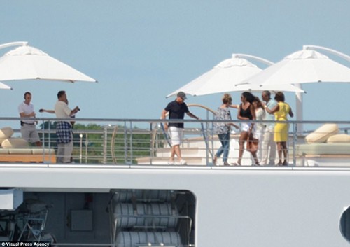 Ông bà Obama chụp ảnh trên du thuyền. Ảnh: Visual Press Agency