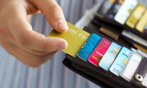 Dùng thẻ ghi nợ một cách hợp lý còn có thể hỗ trợ bạn trong đầu tư kinh doanh.