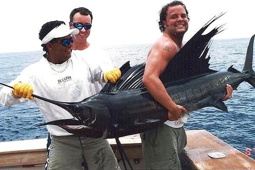 Duff (phải) câu cá kiếm tại Costa Rica. Ảnh: Turney Duff