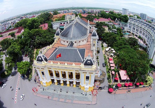 Nhà hát lớn Hà Nội nằm ngay đầu phố Tràng Tiền, cách không xa hồ Hoàn Kiếm và bảo tàng Lịch sử Việt Nam. Ảnh: Giang Huy.