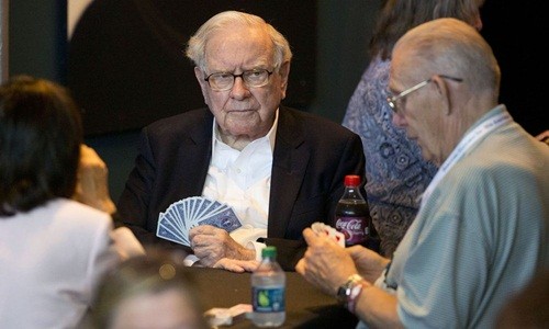 Warren Buffett chơi bài trong đại hội cổ đông tuần trước. Ảnh: Bloomberg