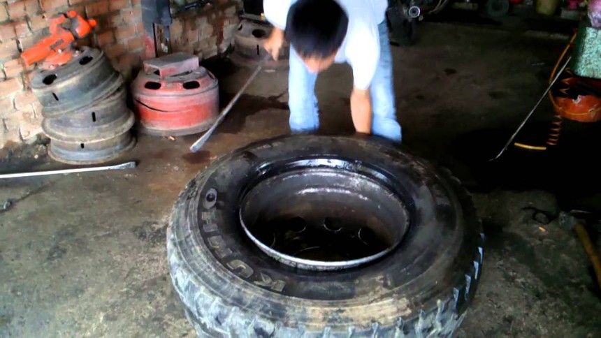 Thợ Việt lắp lốp bằng xăng - sáng tạo hay nguy hiểm?