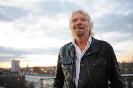Richard Branson thành lập Virgin Group với hơn 400 công ty.