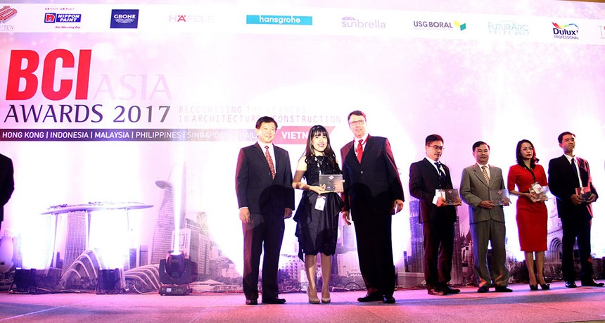  Bà Trần Võ Thùy Ân, Giám đốc Tiếp thị Công ty cổ phần Phát triển bất động sản Phát Đạt lên nhận giải BCI Top 10 nhà phát triển bất động sản hàng đầu Việt Nam.