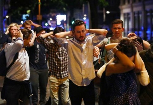 Người dân được yêu cầu giơ hai tay lên đầu khi rời khỏi khu vực cầu London sau vụ tấn công ngày 3/6. Ảnh: Reuters
