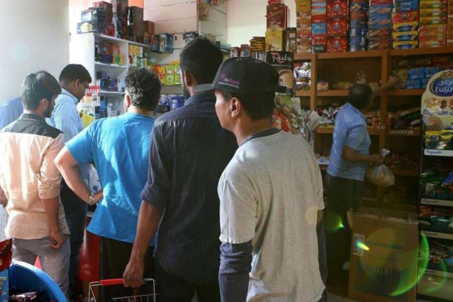 Người dân ở thủ đô Doha của Qatar kéo đến các siêu thị sau khi nghe tin nước này bị một số quốc gia thuộc thế giới Arab cắt đứt quan hệ hôm 5/6. Ảnh: AFP.