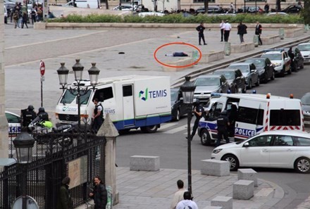 Khoảnh khắc 'phiến quân IS' cầm búa tấn công cảnh sát Pháp