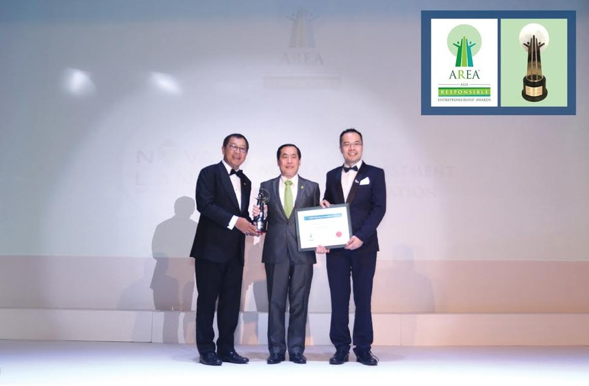 Đại diện Tập đoàn Novaland nhận giải trong lễ trao giải Asia Responsible Entrepreneurship Awards (AREA).