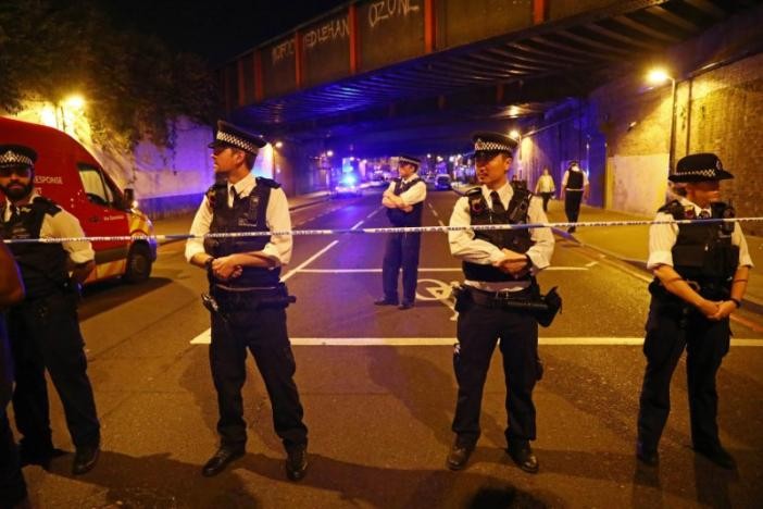 Ôtô đâm nhiều người gần thánh đường Hồi giáo ở London